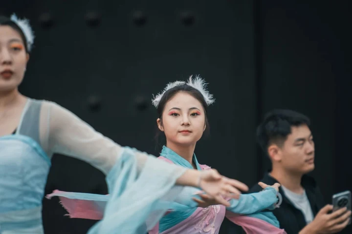 用于平台介绍的艺术氛围配图